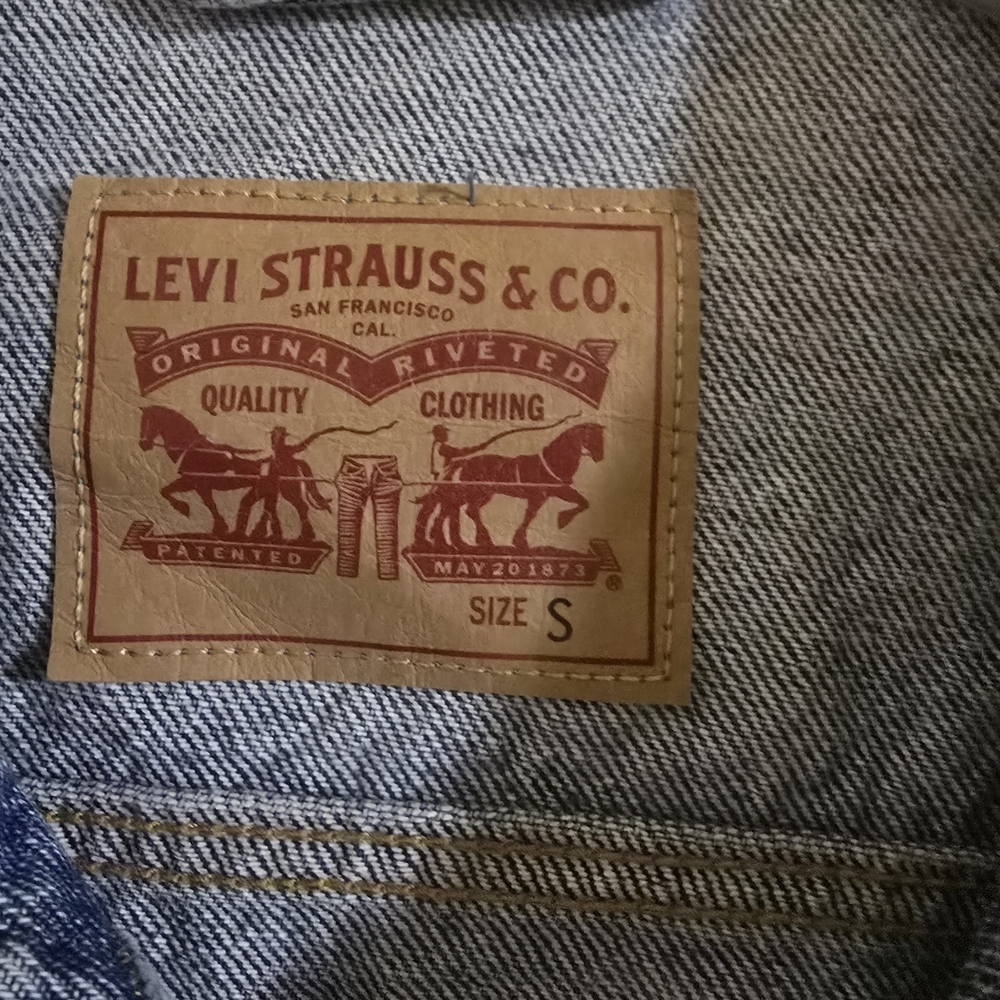 Levi's Classic Blue Jean Jacket - Picture 2 of 7